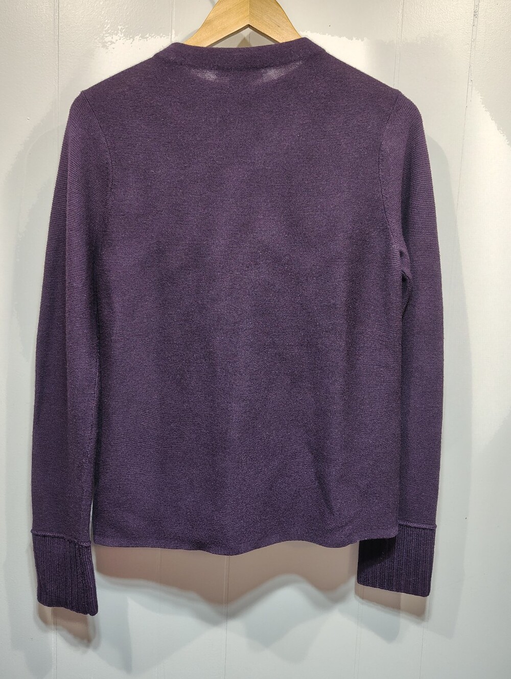 Club Monaco 100% Wool Eggplant Purple Fine Knit Crew Neck Sweater M - Picture 5 of 7